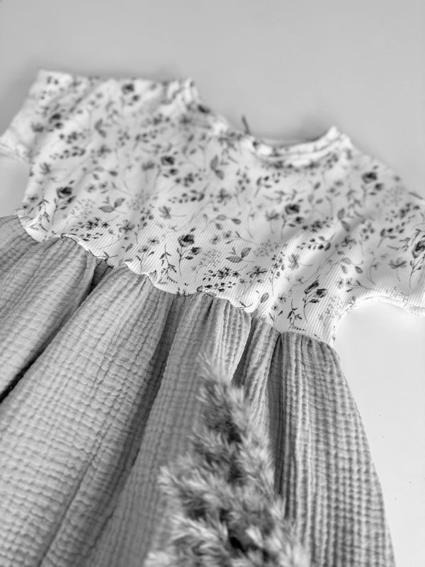 Handgefertigtes Babykleid mit Musselin